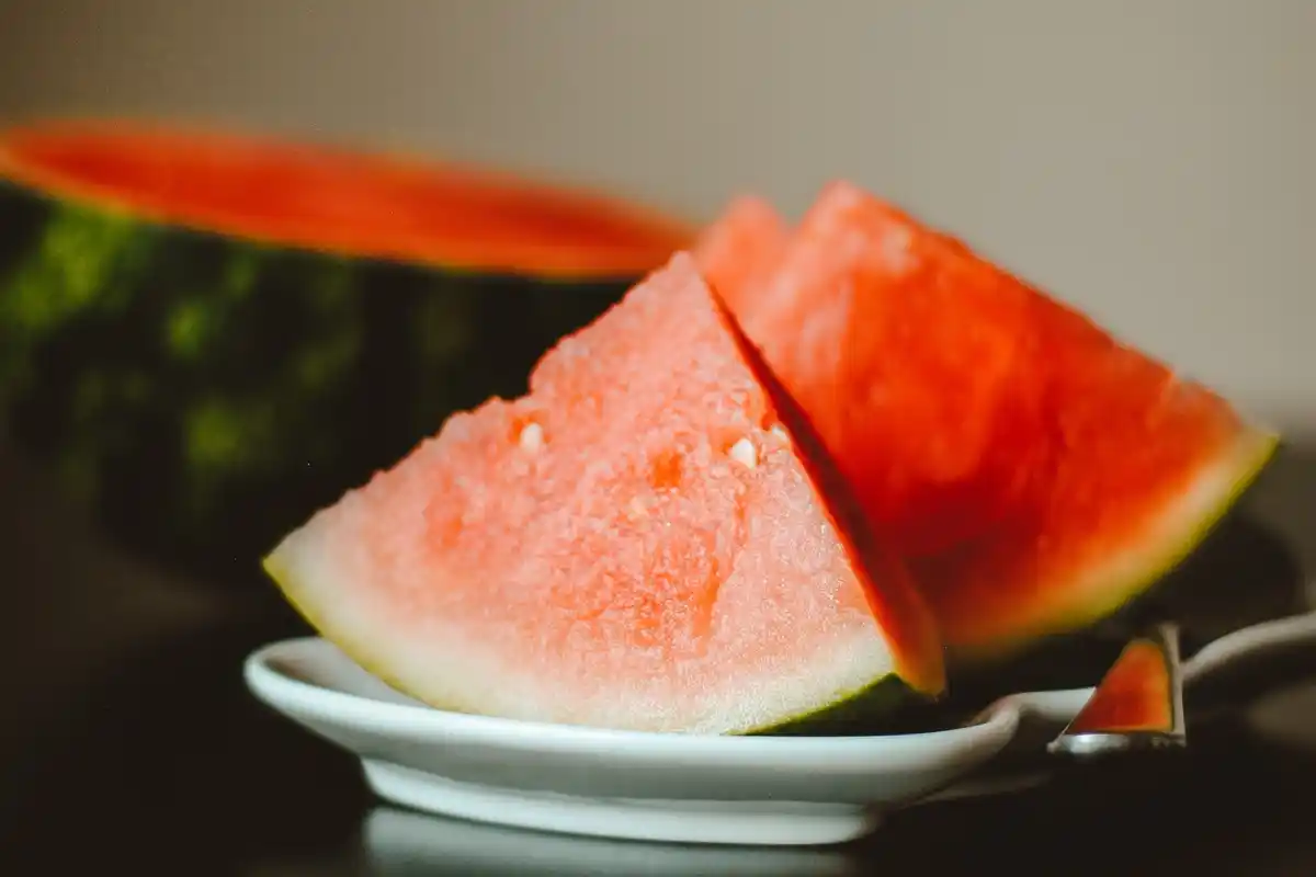 Ei 2 päivää eikä viikko: Kuinka kauan vesimeloni säilyy tuoreena jääkaapissa?