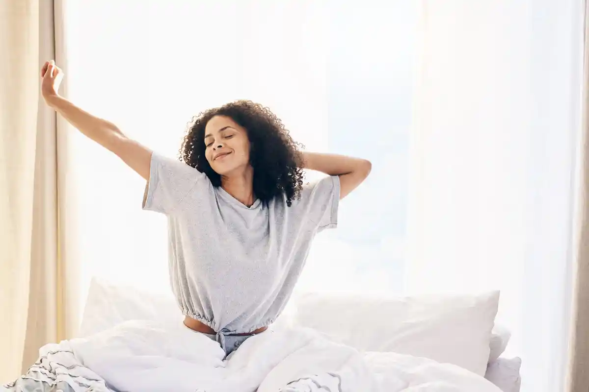 Miksi venyttelemme herätessämme? Asiantuntijat selittävät aamuvenyttelyn salaisuuden