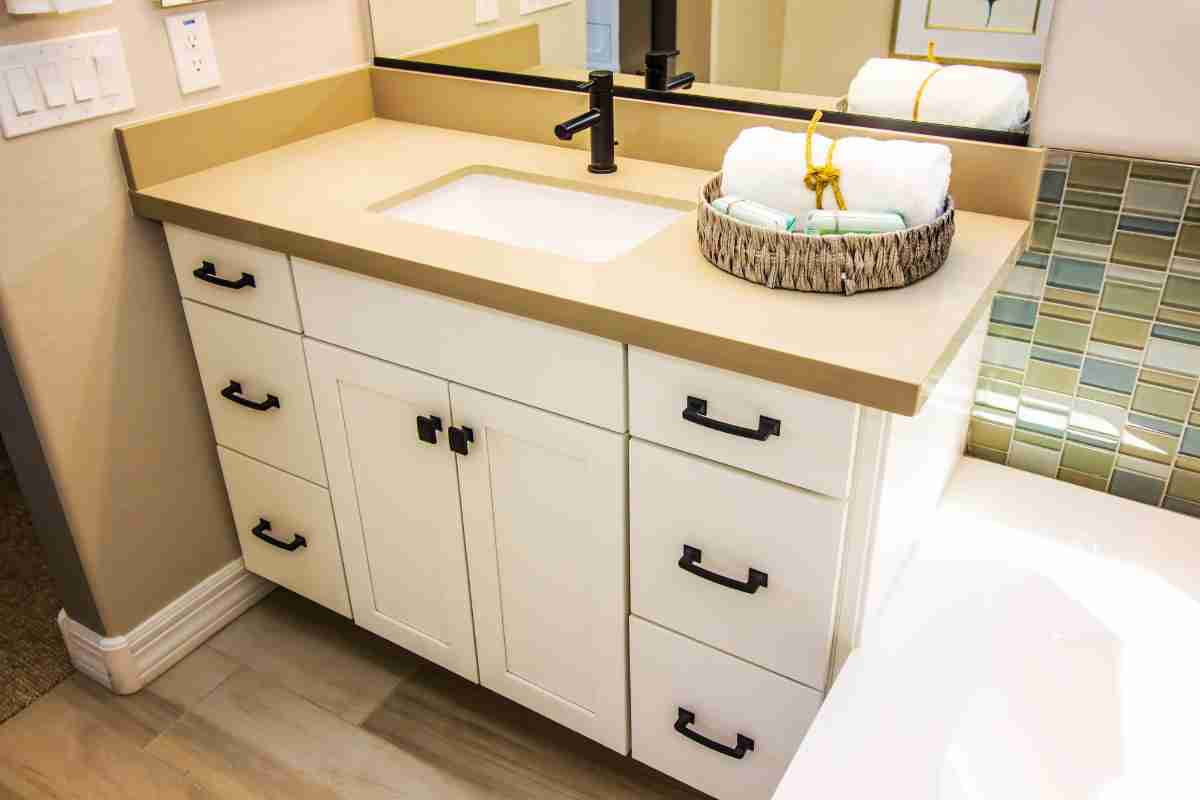 Kuinka valita ja asentaa toimiva allaskaappi kylpyhuoneeseen