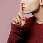 Asioita joita ei kannata kertoa: Kuusi salaisuutta, jotka psykologi neuvoo pitämään omana tietona