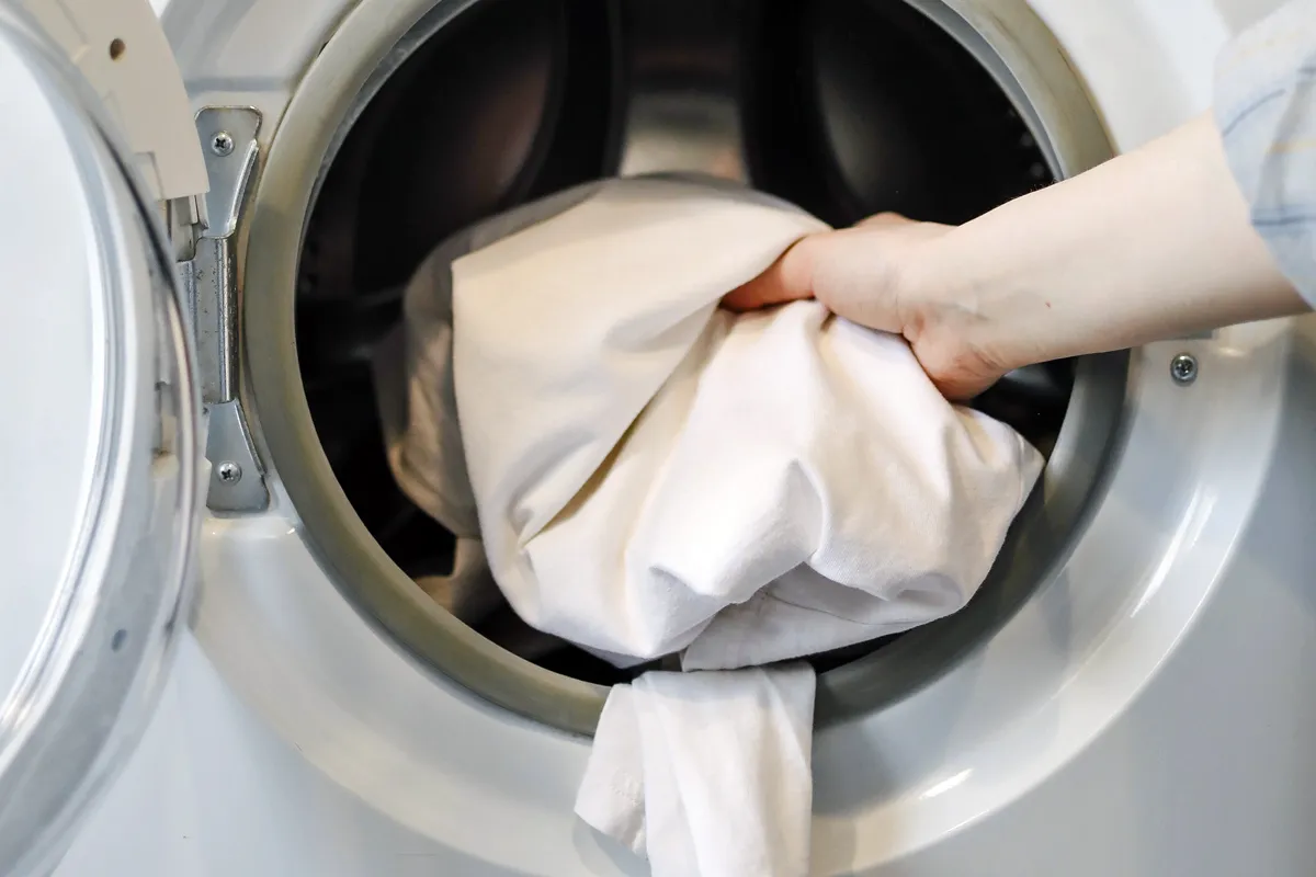 Miksi laittaa aspiriinitabletti pesukoneen rumpuun? Valkoiset vaatteet kuin uusia