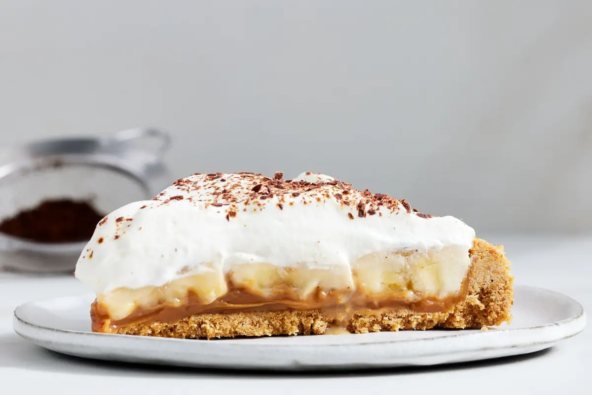 Banoffee-piirakka dulce de lechen, banaanin ja kerman kera – makupommi, jota haluat kokeilla jo tällä viikolla