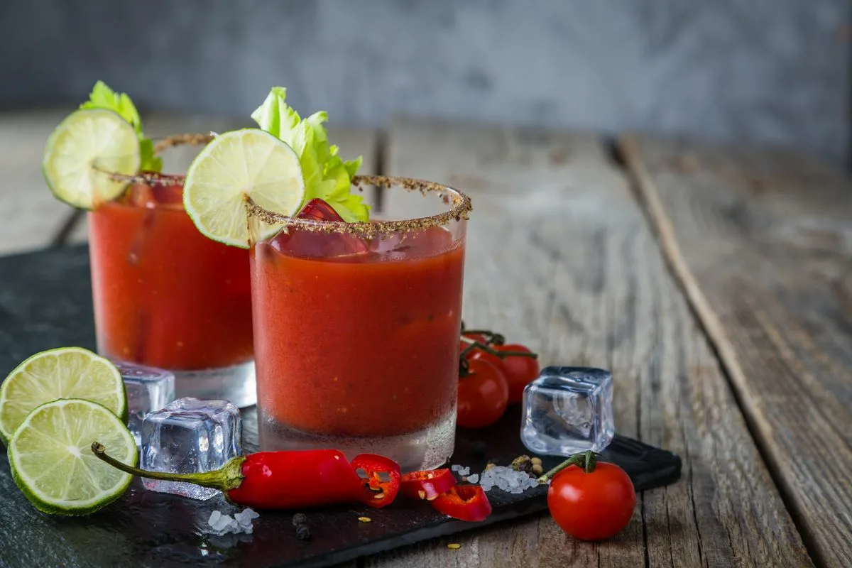 Virkistävä Bloody Mary -resepti: Tee kypsistä tomaateista kesän paras cocktail