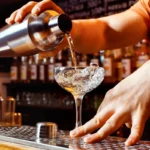 Klassisten cocktailien paluu uudella twistillä – baarimestarin vinkit vuonna 2025