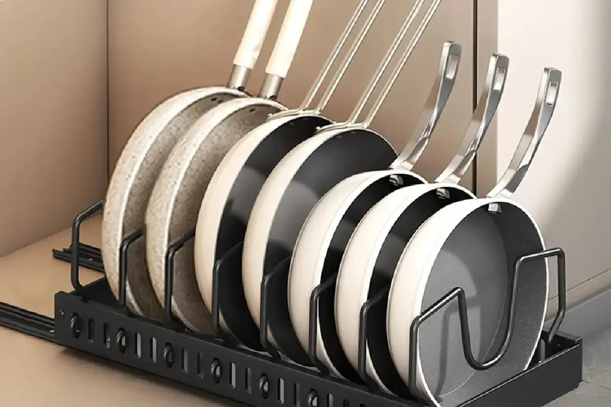 Seitsemän ideaa ja tarviketta pannujen järjestämiseen keittiössä ilman uunia