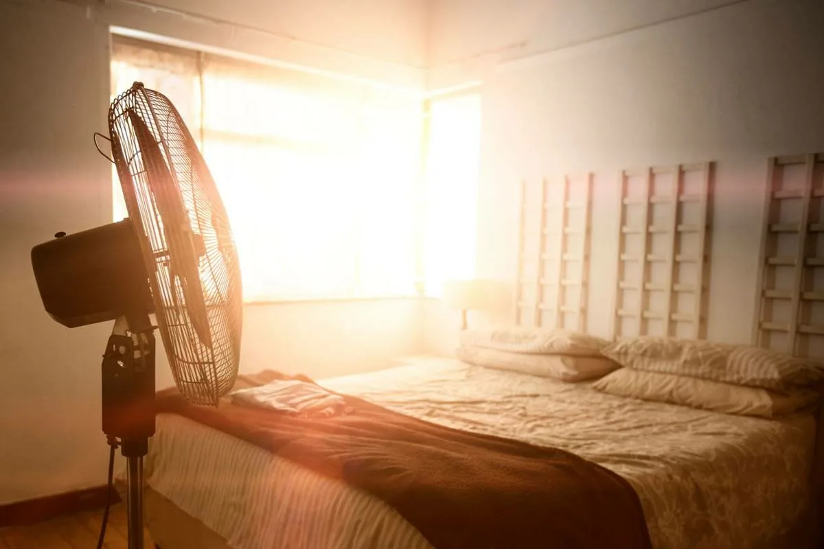 Tuuletin ikkunaa kohti? Näin omituinen kikka voi viilentää kotiasi – mutta ei aina