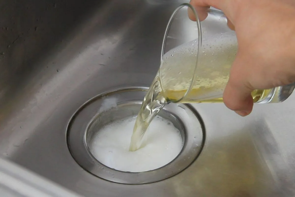 Etikka ja sooda: täydellinen yhdistelmä viemärin puhdistamiseen