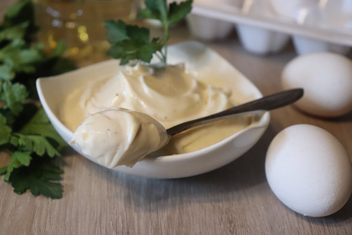 Miksi majoneesiin lisätään tilkka etikkaa? Yllättävä keittiöniksi, joka tekee eron!