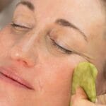 Luonnollinen kasvojen kohotus gua sha -tekniikalla: Kauneusrituaali, joka muuttaa ilmeesi kotona