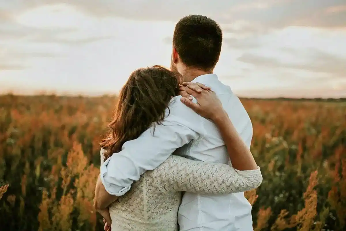 Miksi halaaminen ei tunnu hyvältä? Psykologia paljastaa syyt ja piirteet