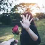 Mitä tarkoittaa, kun ihminen torjuu hellyydenosoitukset psykologian näkökulmasta?