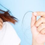 Kolme tapaa, jotka rikkovat hiuksiasi – ja miten voit korjata ne