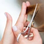 Näin leikkaat hiuksesi kotona upeasti ja ilman virheitä!