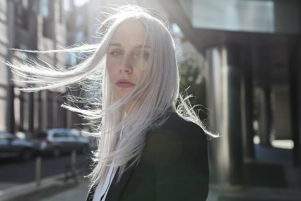 Tervetuloa muutokseen: 5 hiusten väritrendiä yli 50-vuotiaille naisille vuonna 2025