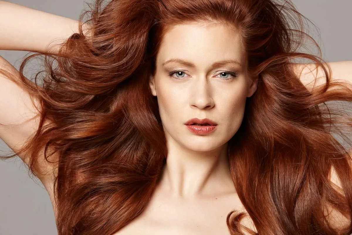 Tervetuloa muutokseen: 5 hiusten väritrendiä yli 50-vuotiaille naisille vuonna 2025