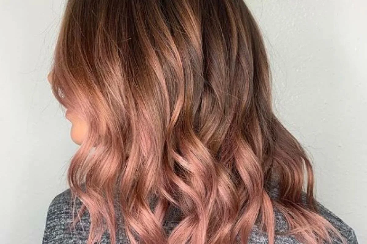 Tervetuloa muutokseen: 5 hiusten väritrendiä yli 50-vuotiaille naisille vuonna 2025