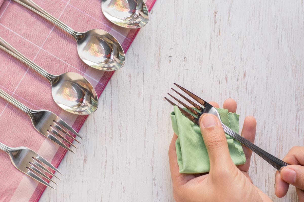 Puhdista hopeiset aterimet kiehuvalla etikalla: nerokas ja yksinkertainen kikka