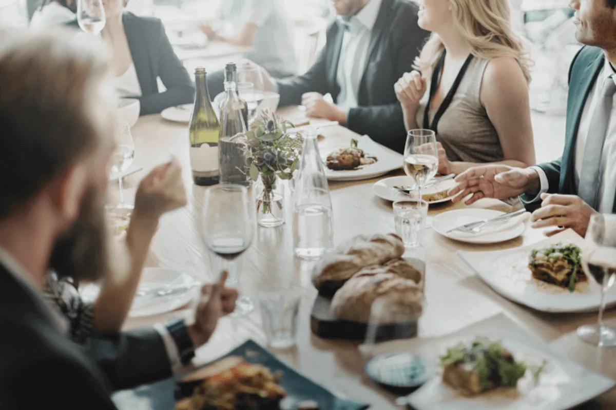 Onko etiketti muuttunut rennommaksi? Näin tavat kehittyvät nykypäivänä