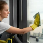 Ikkunoiden pesu: Yllättävä ainesosa tekee ikkunoista säihkyvän puhtaat