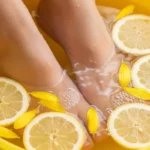 Jalkojen pesu lämpimällä vedellä ja sitruunalla – hyödyt ja ohjeet!