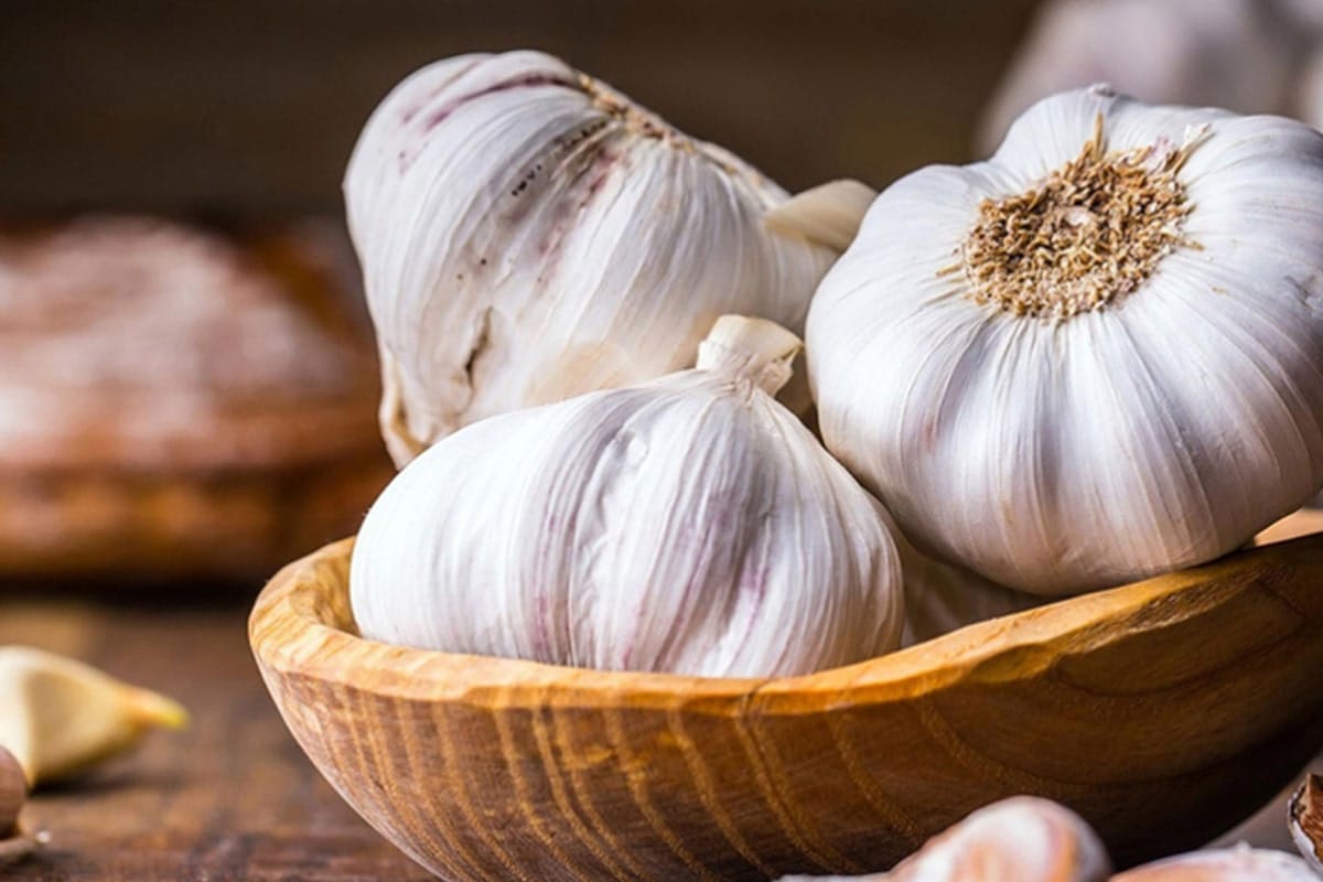 Jalkojen pesu valkosipulilla ja oreganolla: Miksi sitä suositellaan ja miten se auttaa?