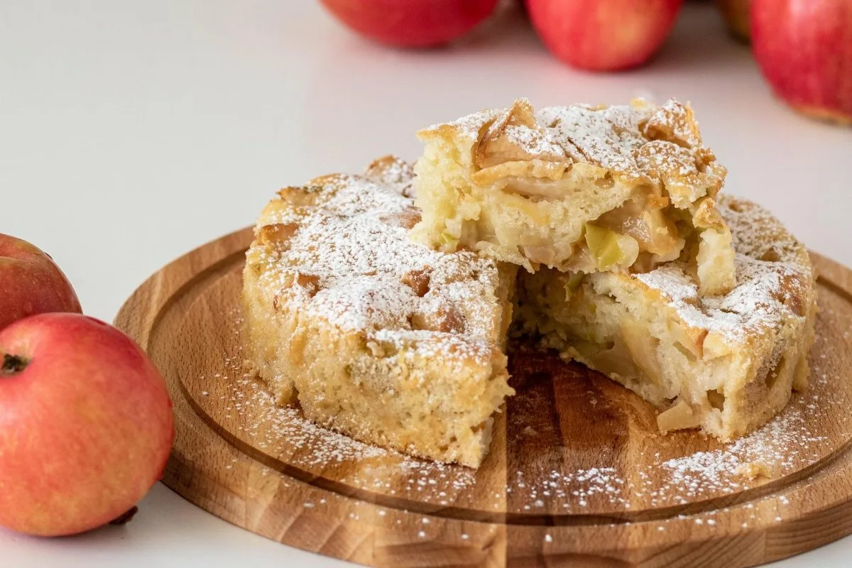Helppo käänteinen omenatorttu ilman uunia: Täydellinen iltapäivän herkku