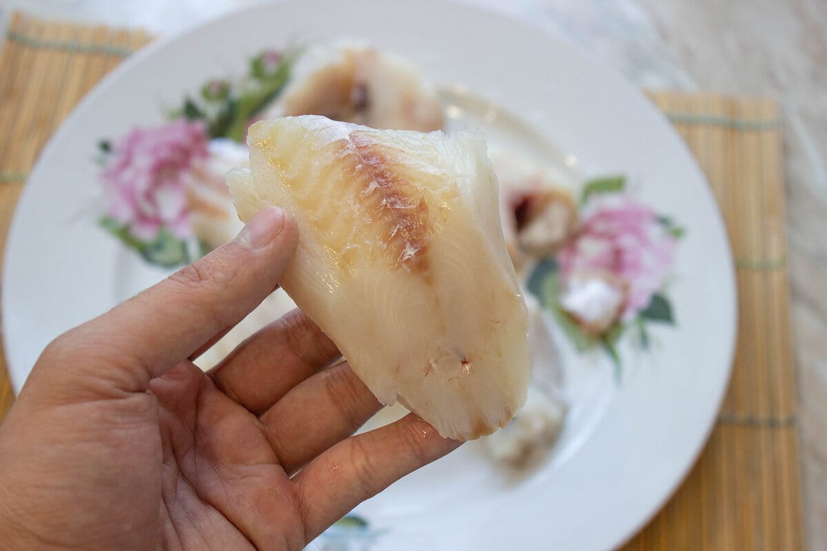 Miksi kalaa liotetaan maidossa ennen kypsennystä? Fileestä tulee pehmeämpi ja maukkaampi