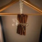 Miksi ripustaa kanelitankoja vaatekaappiin? Nerokas kikka, joka ei ole vain tuoksua varten