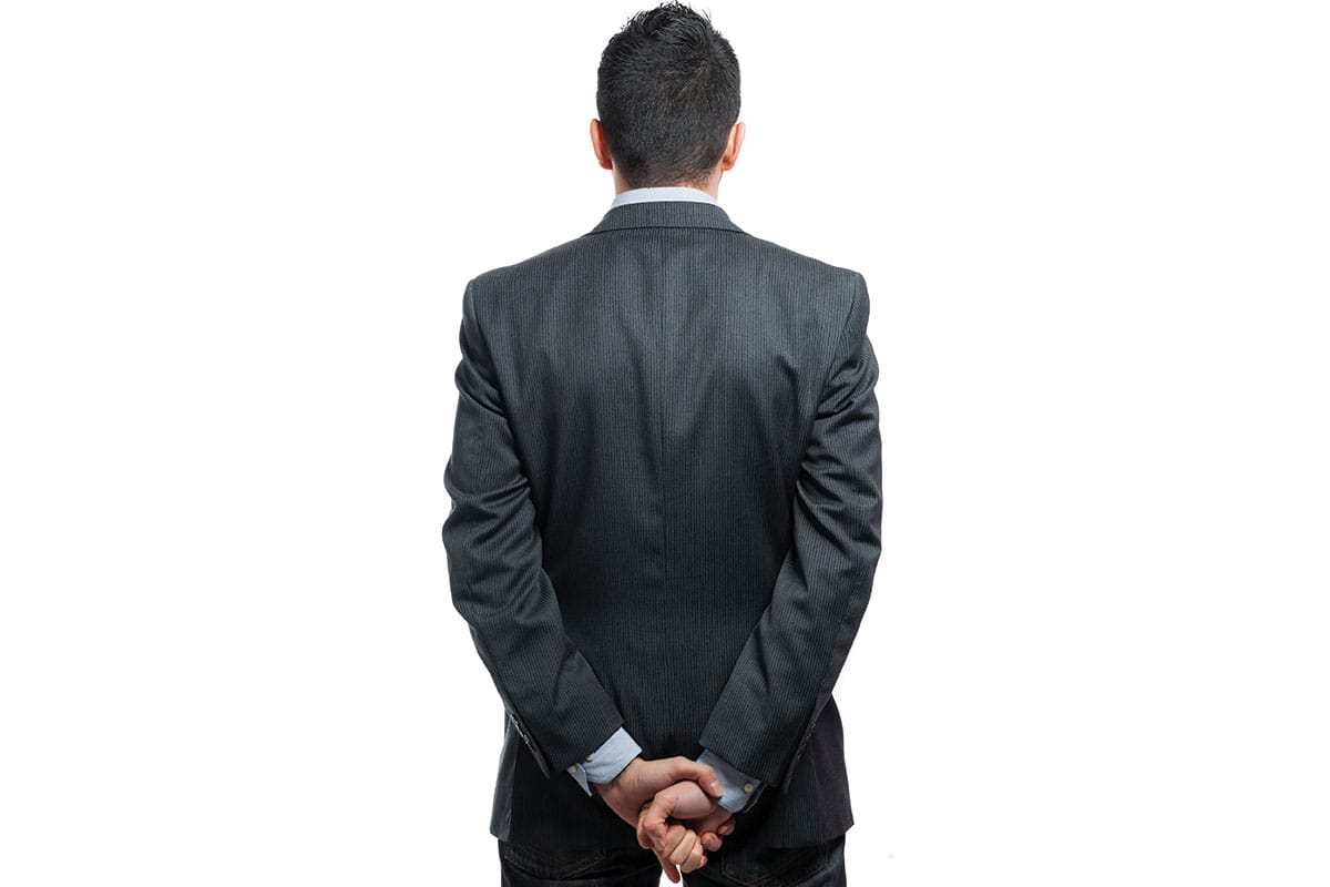 Mitä käsien pitäminen selän takana kävellessä paljastaa sinusta? Psykologian näkökulma