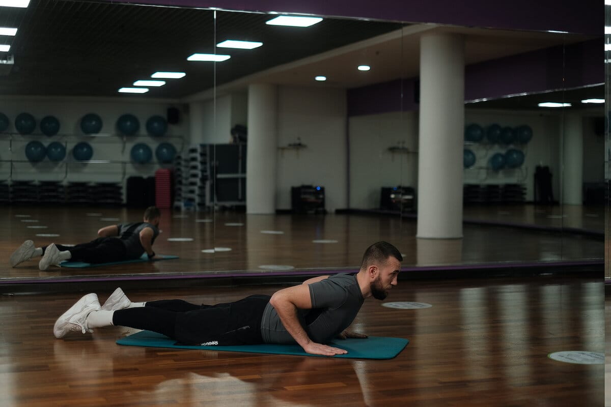 Käsilläseisonta: Viisi harjoitusta, joilla löydät tasapainon ja opit uuden taidon