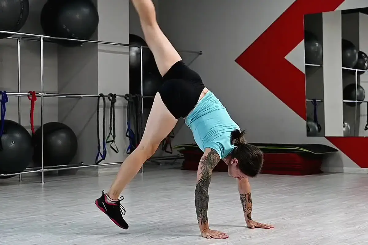 Käsilläseisonta: Viisi harjoitusta, joilla löydät tasapainon ja opit uuden taidon