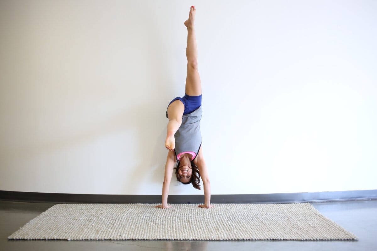 Käsilläseisonta: Viisi harjoitusta, joilla löydät tasapainon ja opit uuden taidon