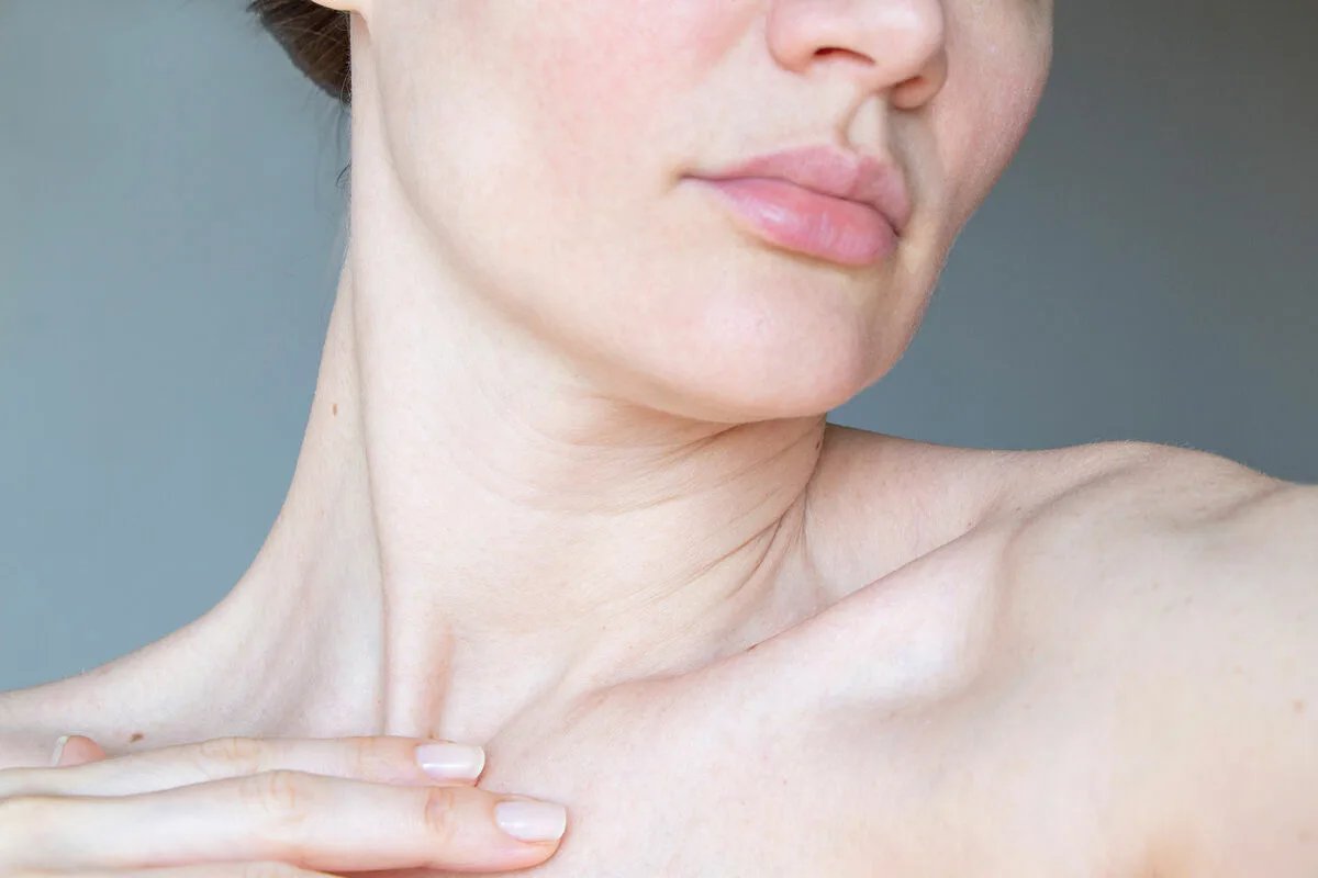 Miksi kaulan iho vanhenee nopeammin? Yleinen virhe, jota lähes kaikki tekevät