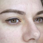 Ilman skalpellia ja vain yhdellä sormella: Virustrendi, joka kohottaa roikkuvia silmäluomia 20 sekunnissa