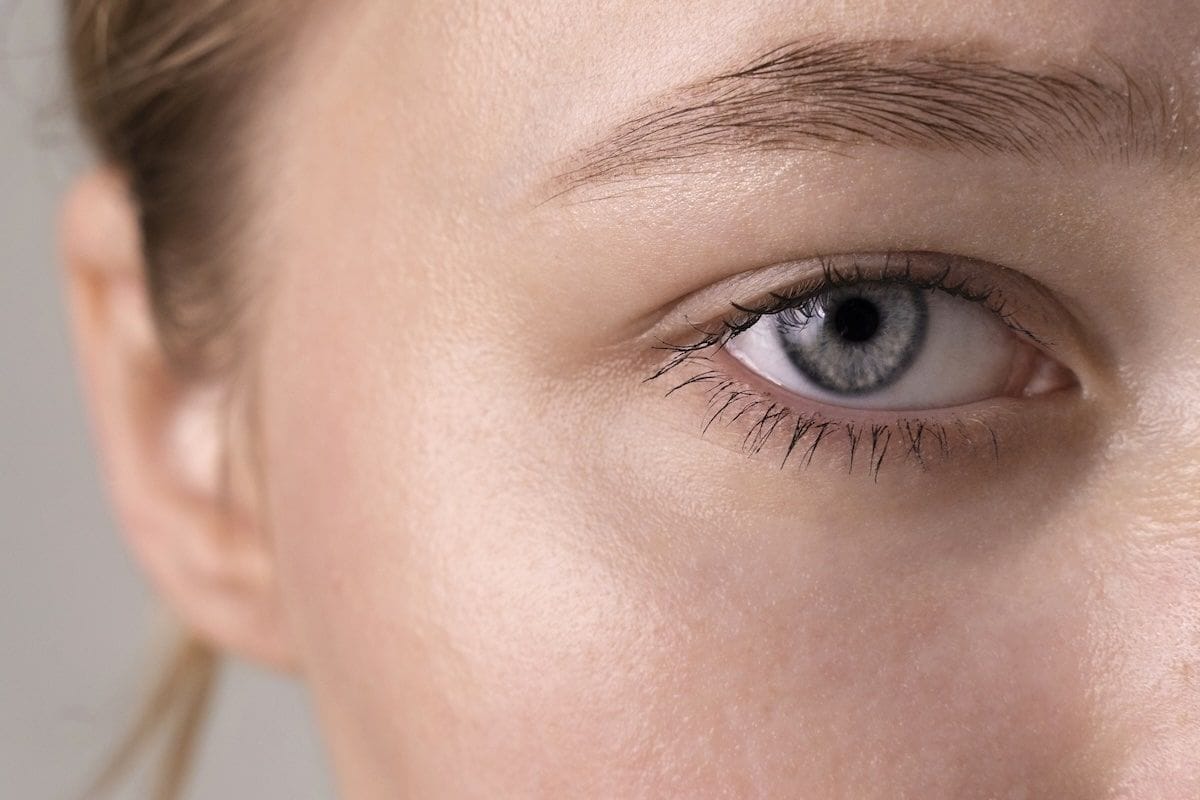 Ilman skalpellia ja vain yhdellä sormella: Virustrendi, joka kohottaa roikkuvia silmäluomia 20 sekunnissa