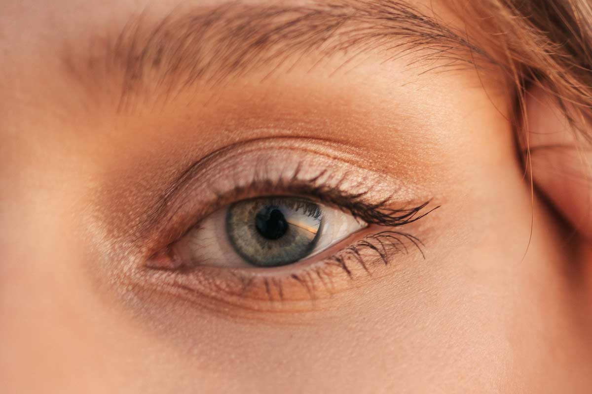 Ilman skalpellia ja vain yhdellä sormella: Virustrendi, joka kohottaa roikkuvia silmäluomia 20 sekunnissa