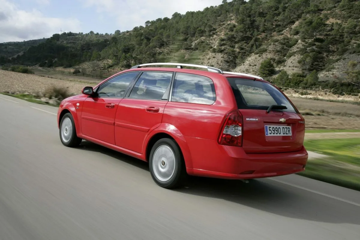 Miksi käytetyt farmariautot ovat aina parempi valinta kuin maasturit: Mekaanikon paljastamat syyt