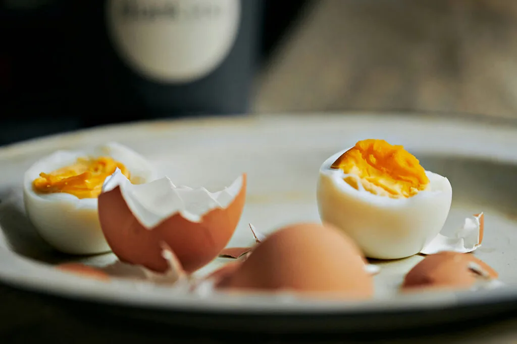 Kuinka kauan keitetty kananmuna säilyy jääkaapissa? Asiantuntijoiden vastaus