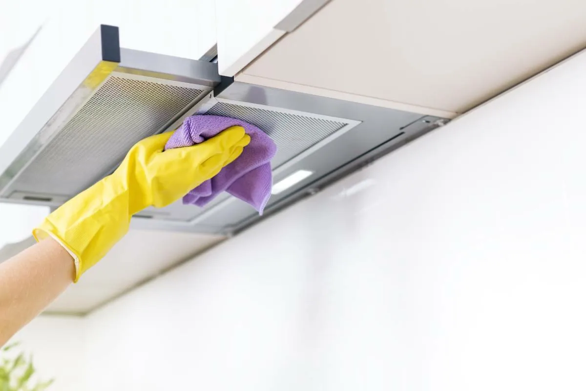 Keittiön liesituulettimen puhdistus: Helppo kikka poistaa rasva lopullisesti