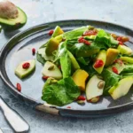 Terveellisiä reseptejä: Kuinka valmistaa kermainen avokadosalaatti ilman prosessoituja kastikkeita