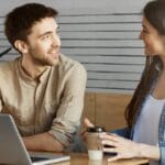 Miksi jotkut keskeyttävät keskustelut jatkuvasti? Psykologinen näkökulma