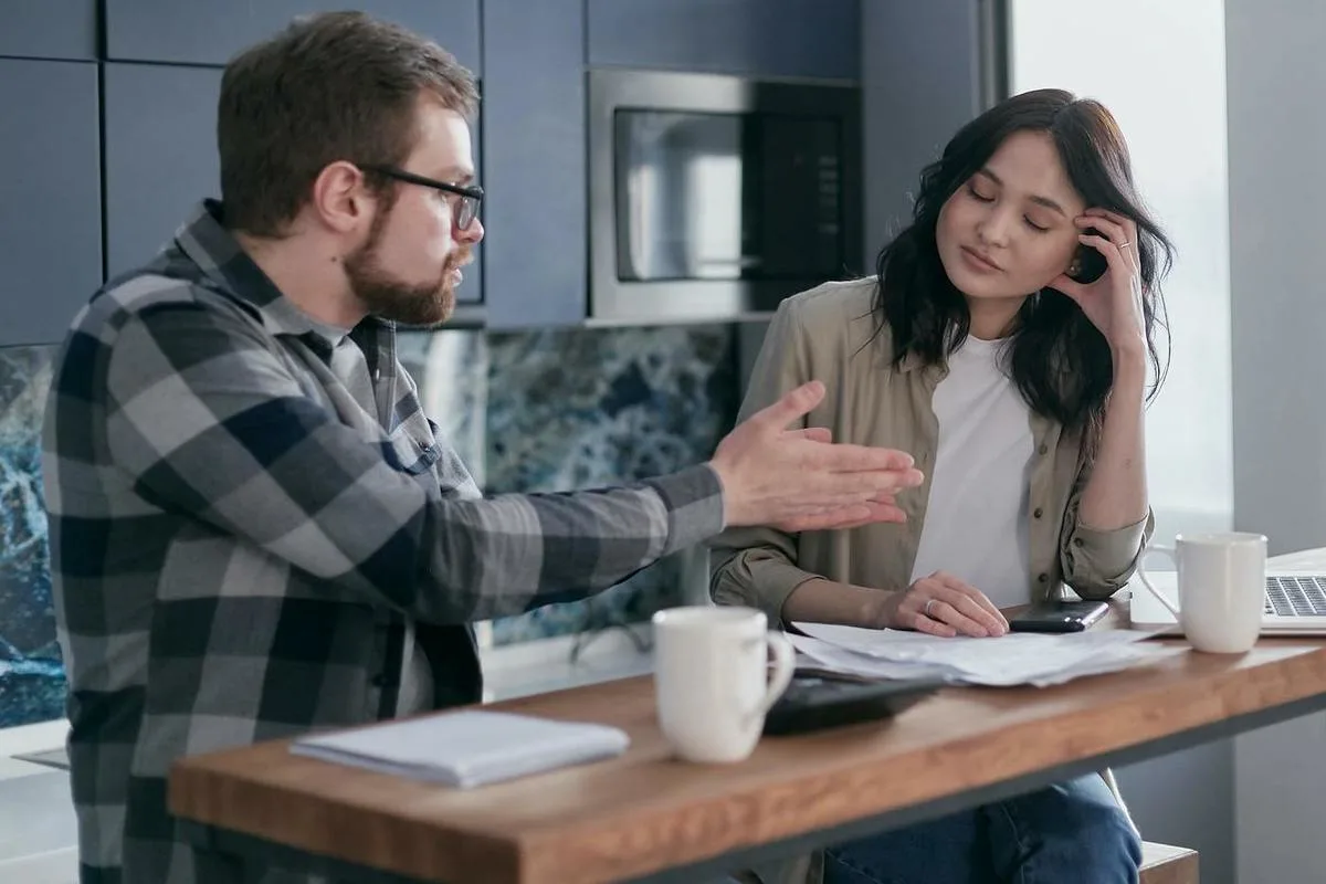 Miksi jotkut keskeyttävät keskustelut jatkuvasti? Psykologinen näkökulma
