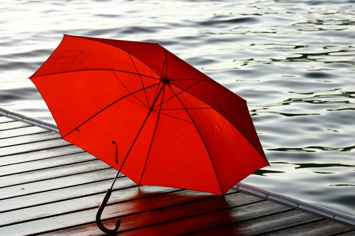 Ei 5 eikä 10 vuotta: Mikä on sateenvarjon käyttöikä ja milloin se pitää vaihtaa?