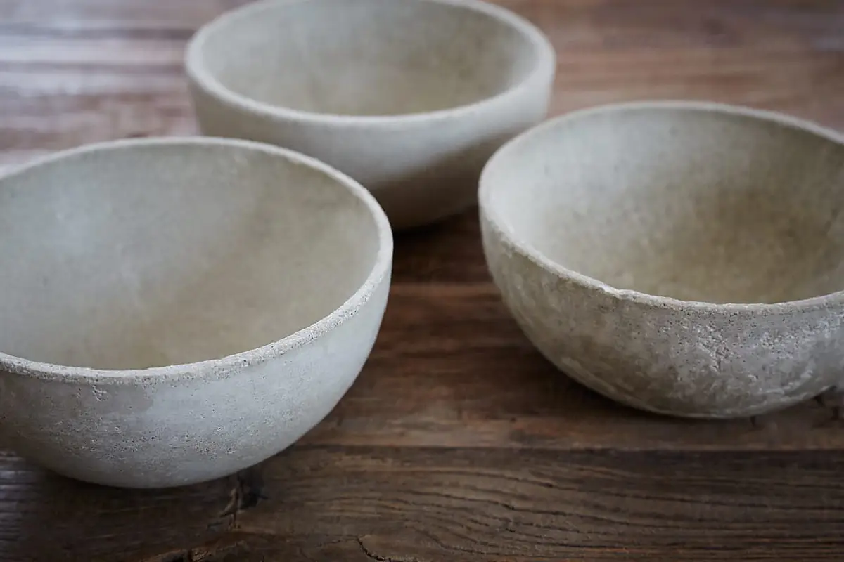 Näin muutat vanhat kulhot upeaksi ja tyylikkääksi pöydäksi