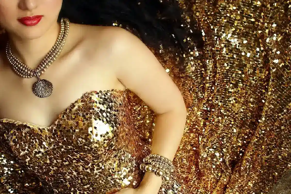 Haluat tämän vaatekaappiisi: Kultainen juhla-asu, joka sopii täydellisesti cocktaileihin ja juhliin