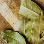 Yllättävä tapa käyttää laakerinlehtiä keittiössä – raikas jääkaappi luonnollisesti