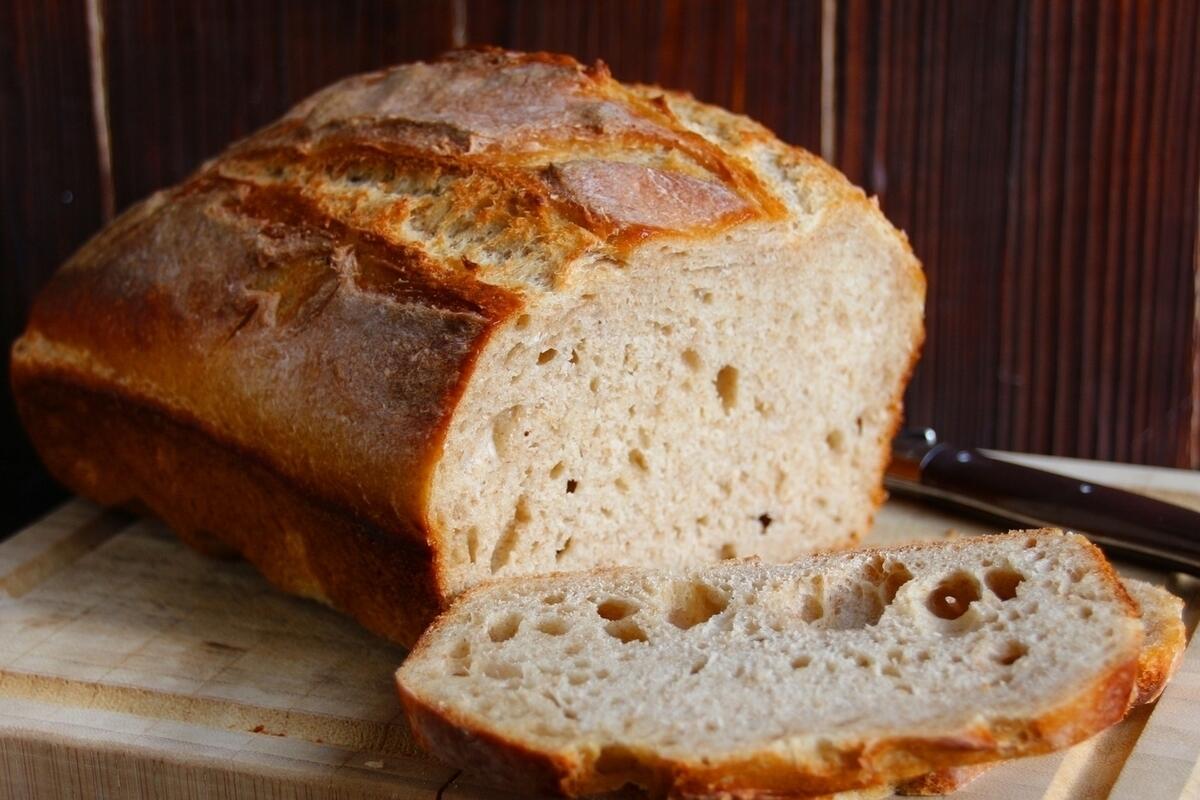 Kotitekoinen leipä: Helppo ja terveellinen resepti ilman munia, maitoa tai voita