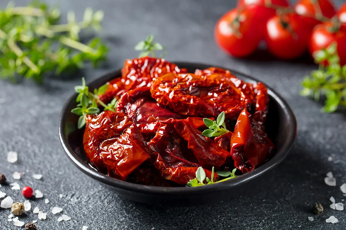 Kuivatut tomaatit: Täydellinen terveellinen herkku kesään