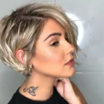 Vuoden 2025 trendi: kuparinen ja vaalennettu pixie-leikkaus