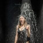 Miksi suomalaiset rakastavat kylmällä vedellä valelua: Tapa, joka oikeasti vahvistaa terveyttä